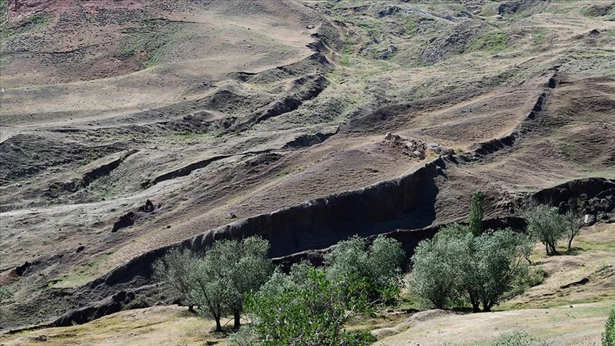 'Nuh Tufanı'nın Ağrı Dağı'ndaki Arkeolojik İzleri' Ağrı'da konuşuldu