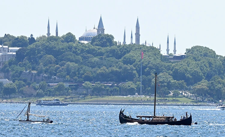 Boğaz'dan 10. yüzyıl Viking gemisi geçti