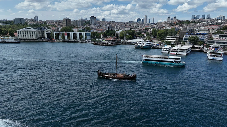 Boğaz'dan 10. yüzyıl Viking gemisi geçti