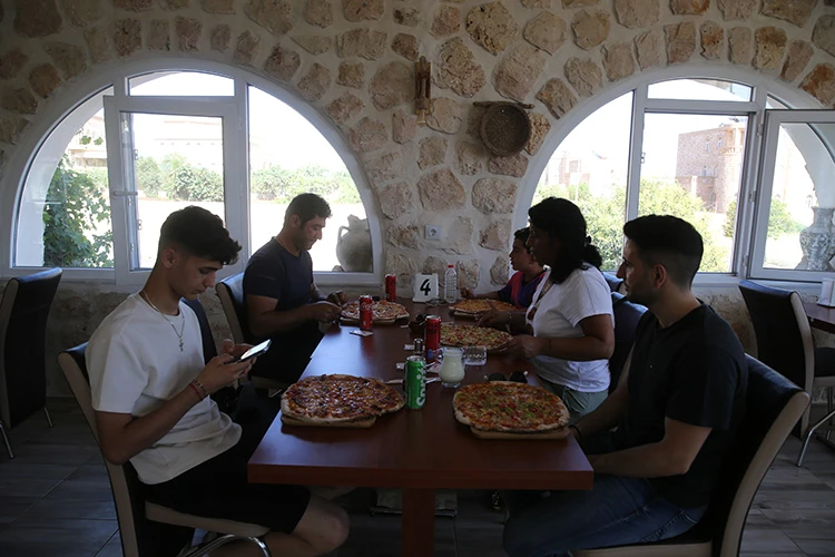 Süryani köylerinde odun ateşinde pizza modası