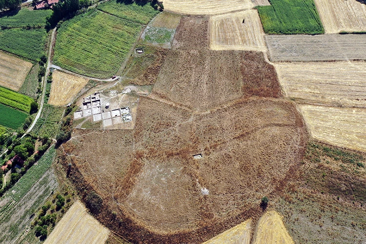 Höyükte bin 700 yıllık beyin ve deri kalıntıları bulundu