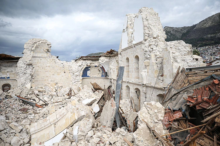 Depremde yıkılan kilisenin enkazından çok sayıda ikona ve İncil çıkarıldı