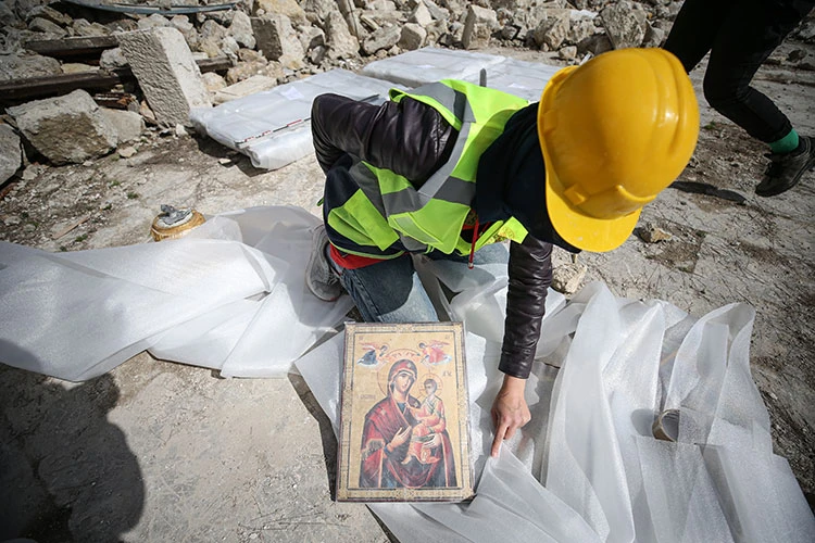 Depremde yıkılan kilisenin enkazından çok sayıda ikona ve İncil çıkarıldı