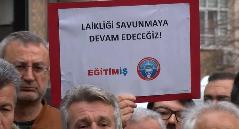 İlahiyatçı Cemil Kılıç'ın basın toplantısında da gerginlik çıkardılar