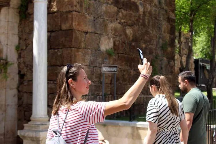 Hadrianus Kapısı bakımsızlıktan yeşerdi