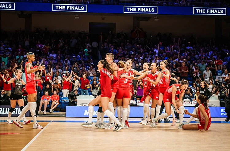 Voleybolcu kadınlarımız ABD’yi devirdi… Finalde sürpriz takım