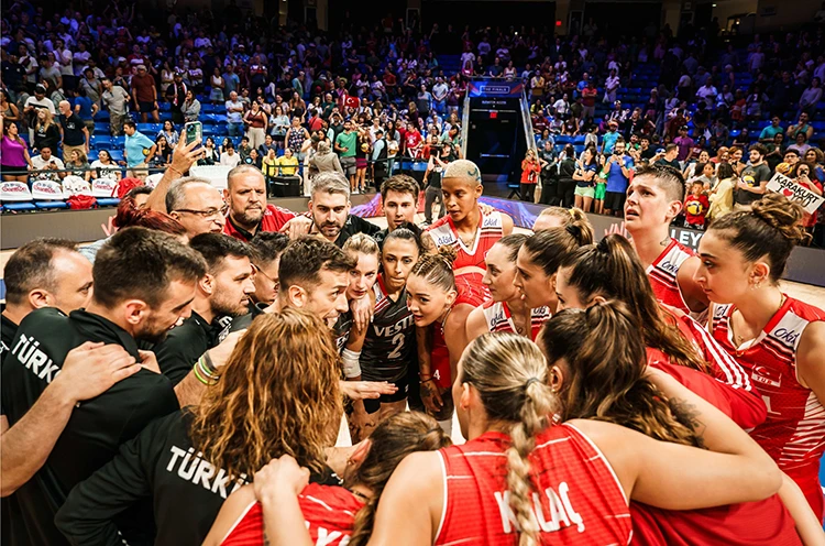 Voleybolcu kadınlarımız ABD’yi devirdi… Finalde sürpriz takım