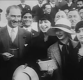 Atatürk'ün kadınlarla çekilmiş fotoğrafları bir başka güzel