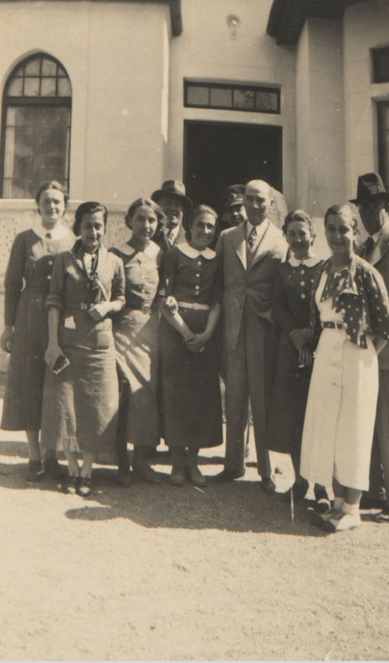 Atatürk'ün kadınlarla çekilmiş fotoğrafları bir başka güzel