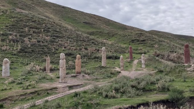 Eski Türk savaşçıları anmak için yapılmış Çin’de bulunan dev heykeller