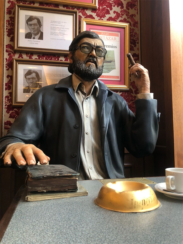 Julio Cortazar'ın kitaplarını yazdığı cafedeydik