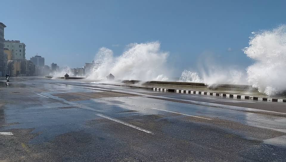 Havana caddelerine vuran dev Karayib dalgaları 