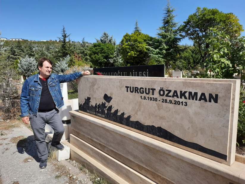 Turgut Özakman'ın mezarını ziyaret ettik