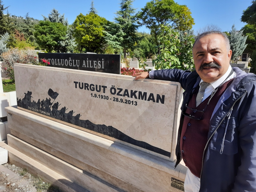 Turgut Özakman'ın mezarını ziyaret ettik