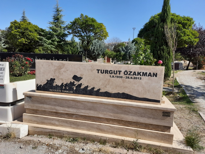 Turgut Özakman'ın mezarını ziyaret ettik