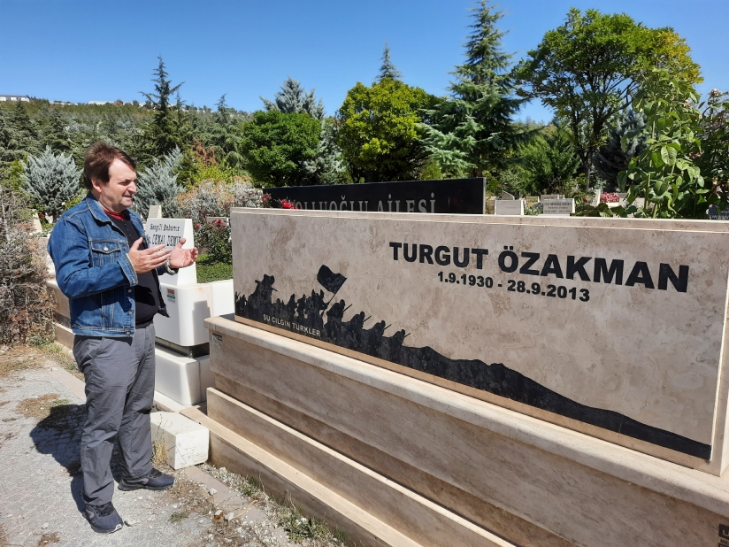 Turgut Özakman'ın mezarını ziyaret ettik