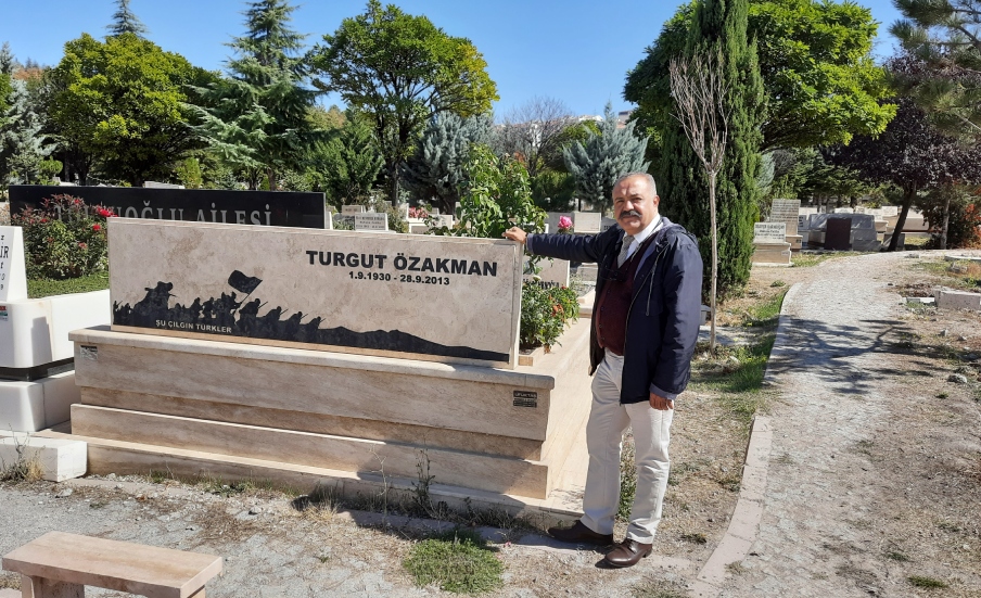 Turgut Özakman'ın mezarını ziyaret ettik