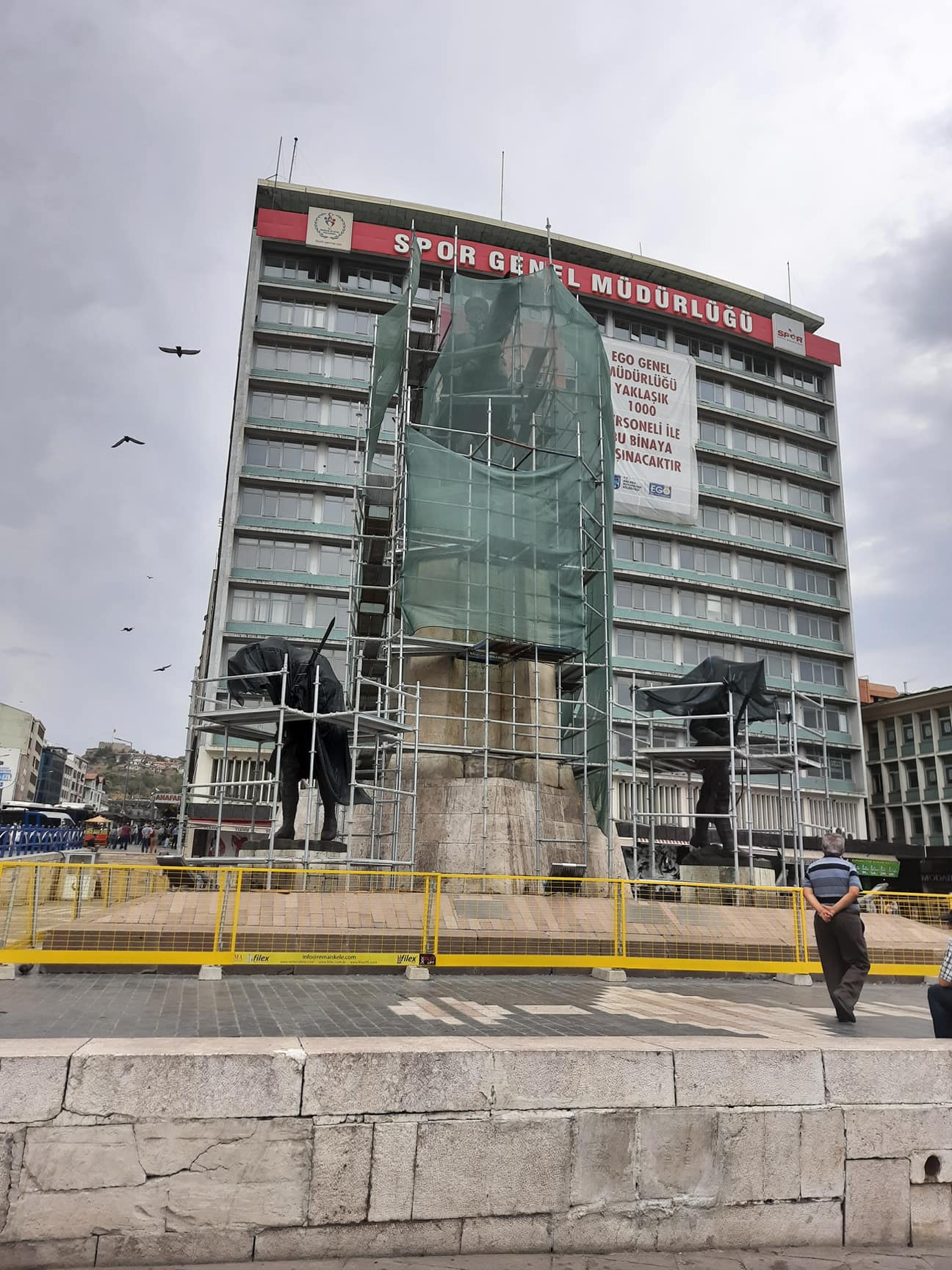 Ankara Ulus Meydanı'ndaki 'Zafer Anıtı' temizleniyor