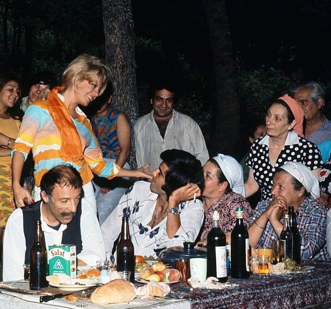 Yeşilçam oyuncularını bir arada gösteren 1973 tarihli fotoğraf tıklanma rekoru kırıyor