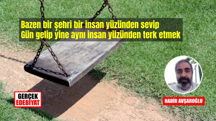 Salıncakta sıra bekleyen çocuk